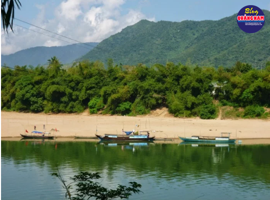 Bến đò lặng yên bên lũy tre -